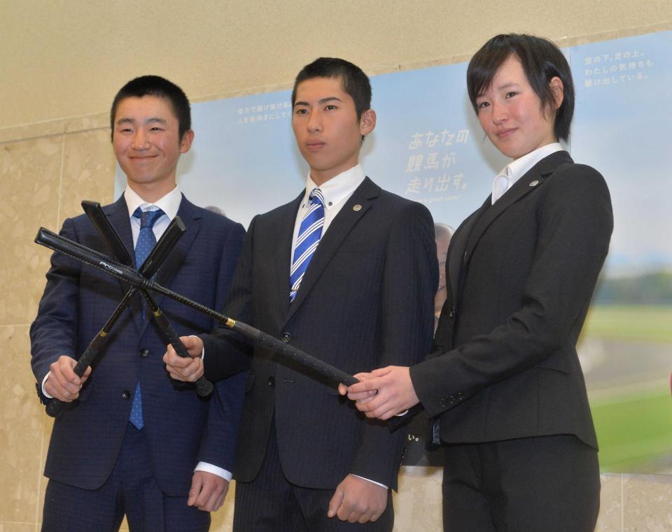 　ムチを贈られデビューへ意気込む新人騎手（左から）菊沢一樹、木幡巧也、藤田菜七子