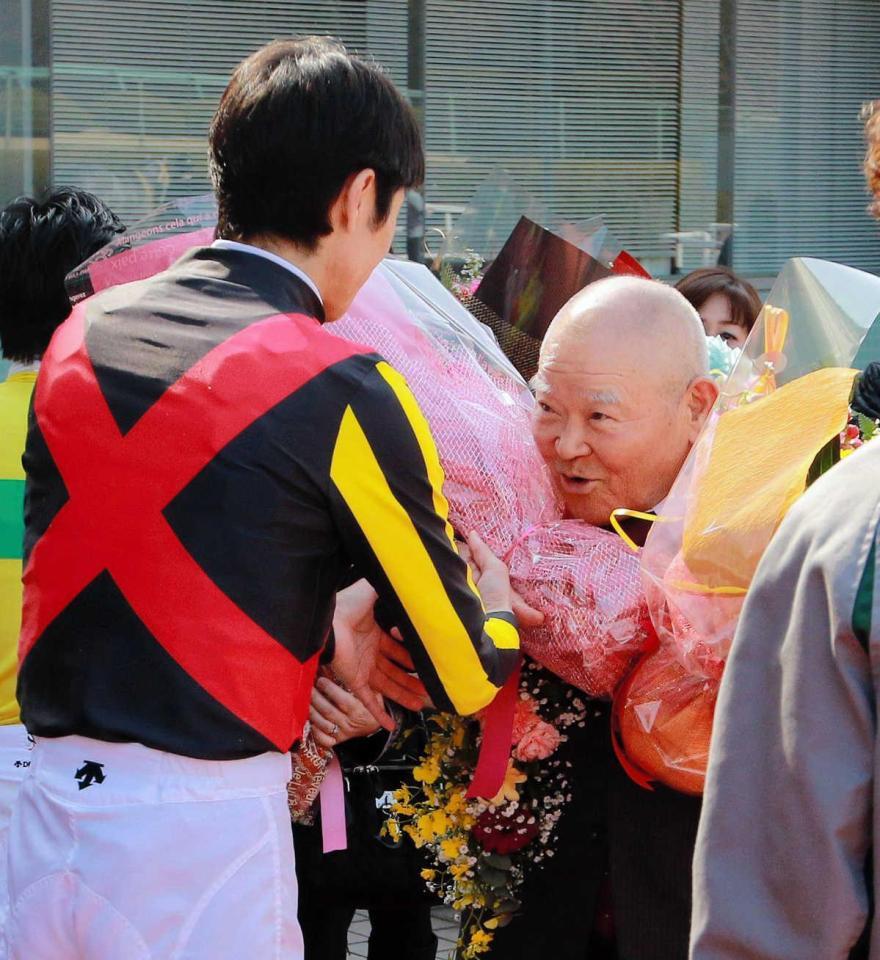 　武豊から花束を受け取り笑顔の松田博師