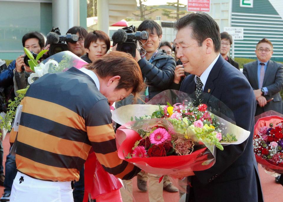 　小牧（左）から花束を受け取る橋口弘師