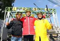 週末にデビューする（左から）荻野極、坂井瑠星、森裕太朗＝栗東トレセン（撮影・山口登）
