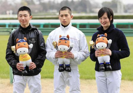 　ファンに紹介されるＪＲＡ新人騎手の（左から）菊沢一樹、木幡巧也、藤田菜七子