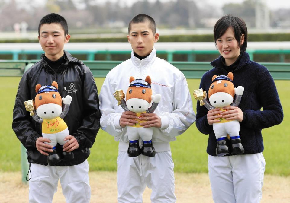 　ファンに紹介されるＪＲＡ新人騎手の（左から）菊沢一樹、木幡巧也、藤田菜七子