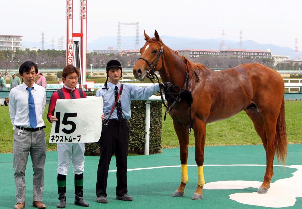 新馬戦で快勝したネクストムーブと小牧太騎手（左から２人目）＝阪神競馬場（撮影・山口登）