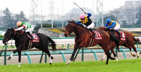 　リオンディーズ（左）を豪快に差し切ったマカヒキ。右は３着のエアスピネル（撮影・三好信也）