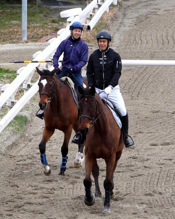 　武豊（左）にアドマイスを受けながら乗馬にチャレンジする武井壮＝栗東トレセン乗馬苑（撮影・山口登）