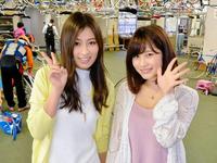 玉野競輪の検車場を訪れたグラビアアイドルの佐々木麻衣（左）と橘花凜