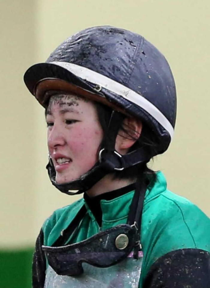 　８Ｒを７着で終え厳しい表情で検量室に向かう藤田菜七子