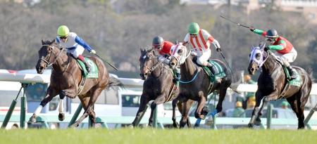 　人気に応えフラワーＣを制したエンジェルフェイス（左）