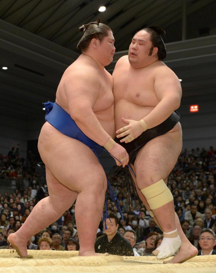 　逸ノ城（左）が寄り切りで千代鳳を破る