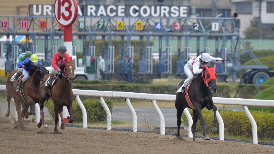 　浦和３Ｒで逃げ切りを図るアスキーコード騎乗の藤田菜七子（右）