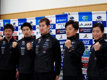 自転車競技トラック種目の日本代表に選ばれた５人（左から中川誠一郎、渡辺一成、脇本雄太、窪木一茂、塚越さくら）