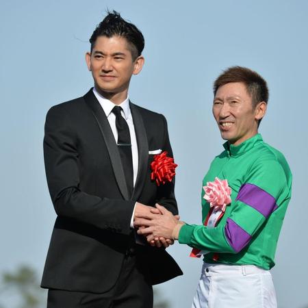 皐月賞でプレゼンターを務めた瑛太と握手を交わす蛯名＝中山競馬場