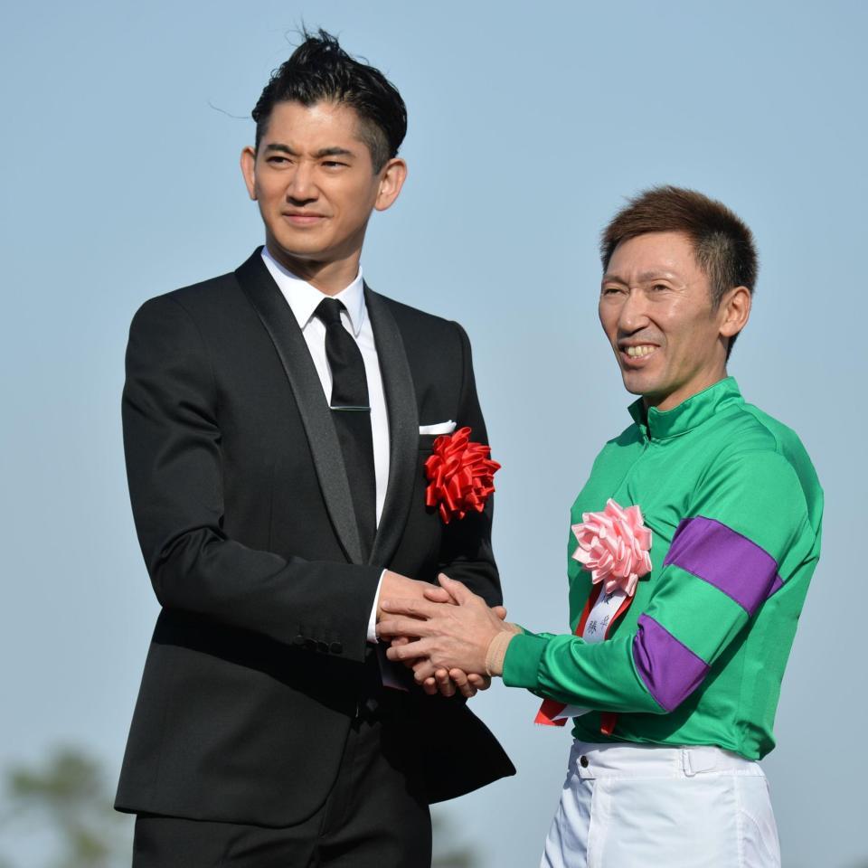 皐月賞でプレゼンターを務めた瑛太と握手を交わす蛯名＝中山競馬場