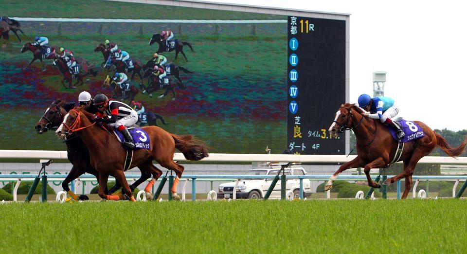 キタサンブラック（左）はゴール前でカレンミロティックとの叩き合いで天皇賞を制する＝京都競馬場（撮影・山口登）