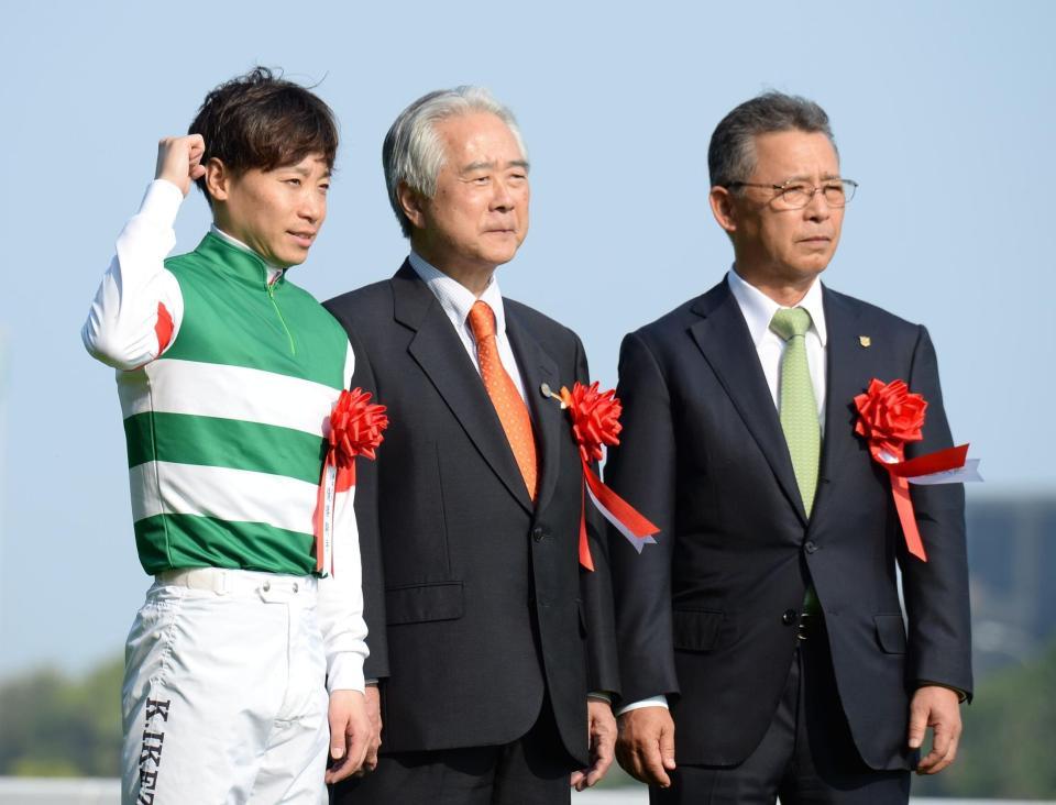 　シンハライトでオークスを制し（右から）石坂師、キャロットファーム・高橋二次矢氏と記念撮影に収まる池添