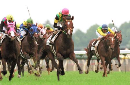 01年５月、日本ダービーを制したジャングルポケット