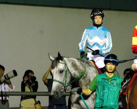 川崎競馬でパドックを周回する藤田奈七子