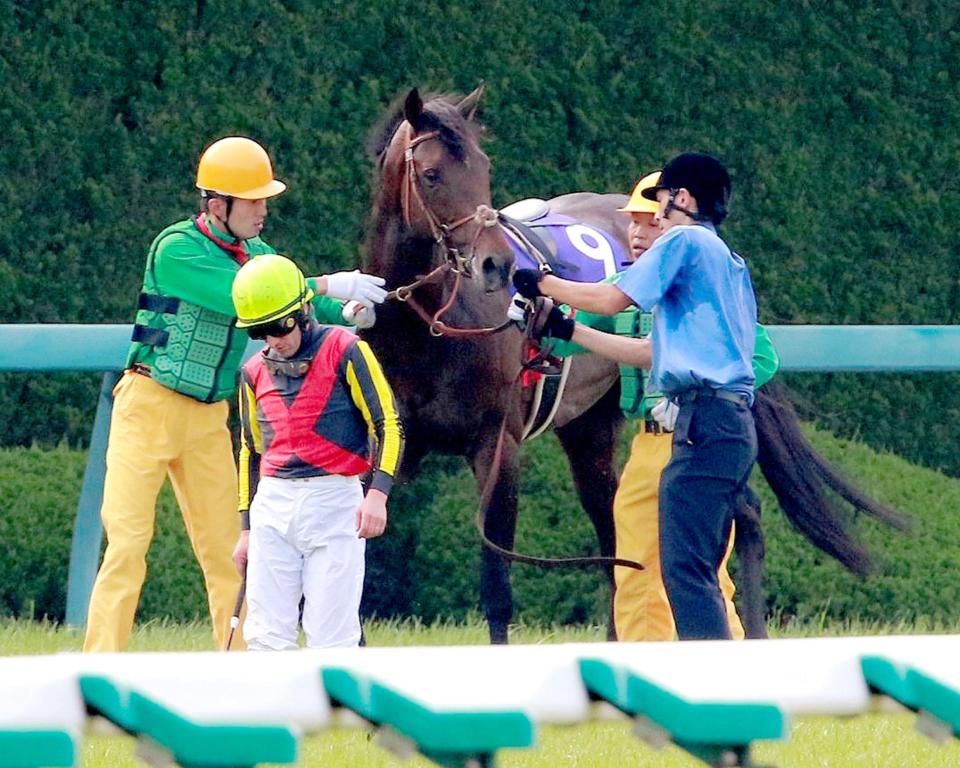 宝塚記念２着後故障を発生したドゥラメンテとうなだれながら引き揚げるＭ・デムーロ（26日、阪神）