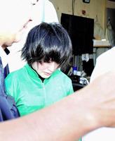 関係者にガッチリガードされ移動する藤田菜七子＝園田競馬（撮影・持木克友）