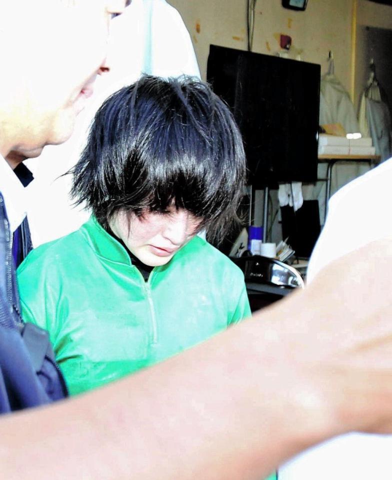 関係者にガッチリガードされ移動する藤田菜七子＝園田競馬（撮影・持木克友）