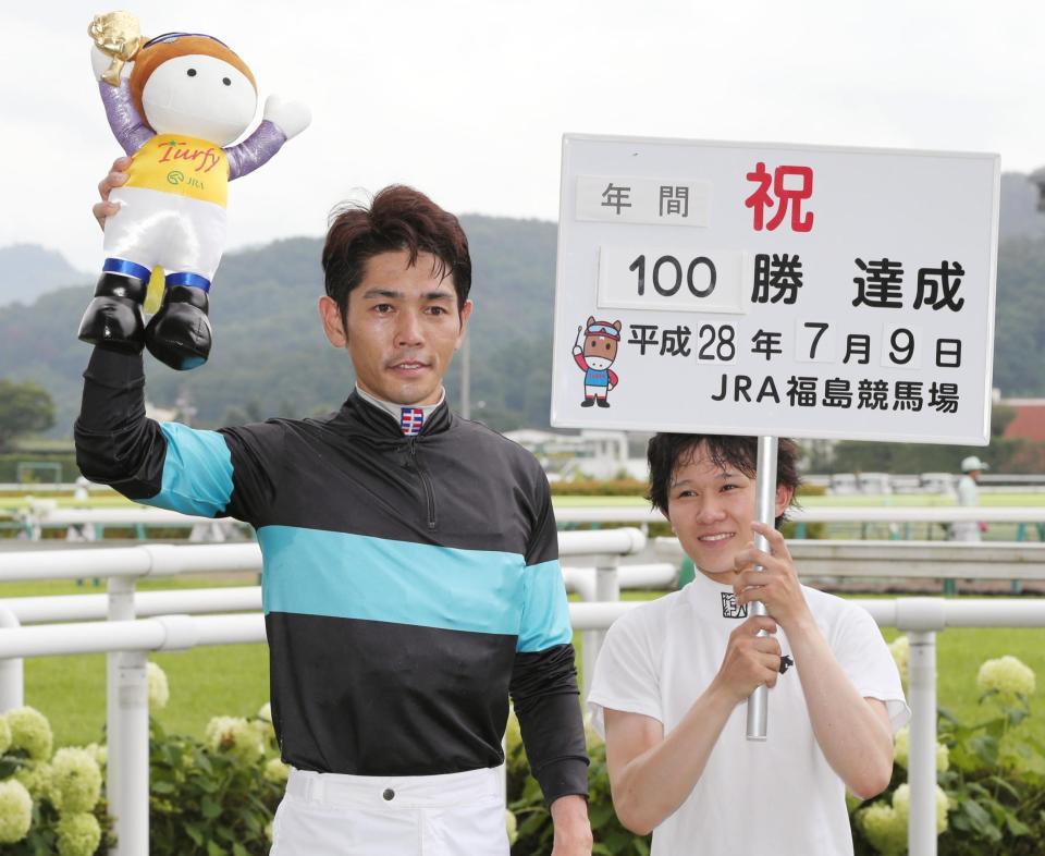 福島３Ｒをサングラスポテトで制し、年間１００勝を達成した戸崎圭（左）。右は石川＝福島競馬場