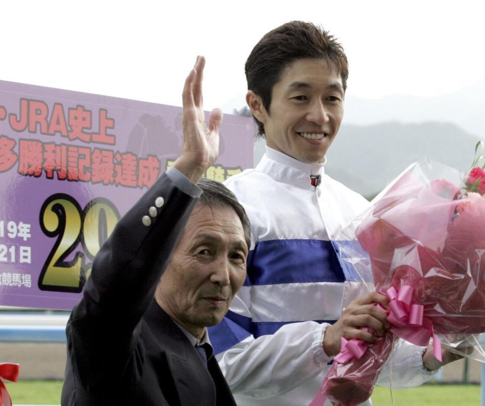 “ターフの魔術師”武邦彦氏死去　三男・武豊「まだまだ見守ってほしかった」編集者のオススメ記事【競馬】アパパネ×蛯名正師の第２章スタート！ ２歳馬アスパル…【写真】名伯楽・伊藤雄二元調教師が老衰のため死去 ８５歳 ダ…【競輪】元Ｇ乳グラドルが競輪学校合格　「中原未來」が１１４…父・今村康成助手が語る今村聖奈騎手競馬・レース最新ニュース主要ニュース日本ハム・斎藤友　わずか１球で降板侍メジャー５選手の壮行試合出場は困難巨人・ドラ１浅野がフリーで“プロ１号オール巨人「４回目」の手術で入院へ本並健治　これまで乗った車は５８台ランキング(競馬・レース)話題の写真ランキング写真リアルタイムランキング注目トピックス