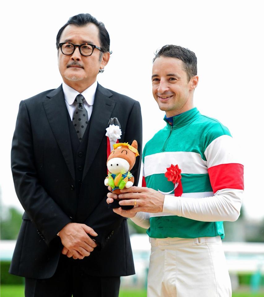 札幌記念を制したＣルメール騎手（右）とプレゼンターの吉田鋼太郎＝札幌競馬場（撮影・三好信也）