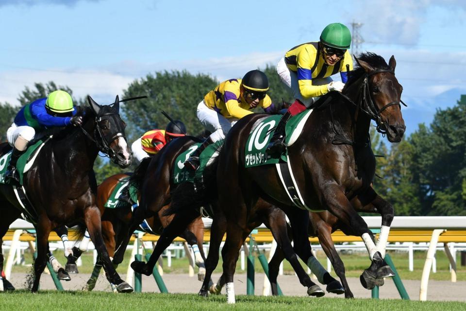 新潟２歳Ｓを制したヴゼットジョリー（右）＝新潟競馬場