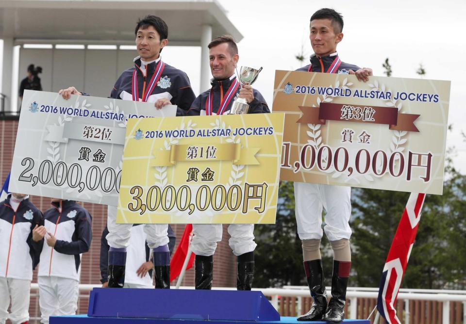 　表彰台に立つ（左から）２位の武豊、優勝したＭ・デムーロ、３位の永森大