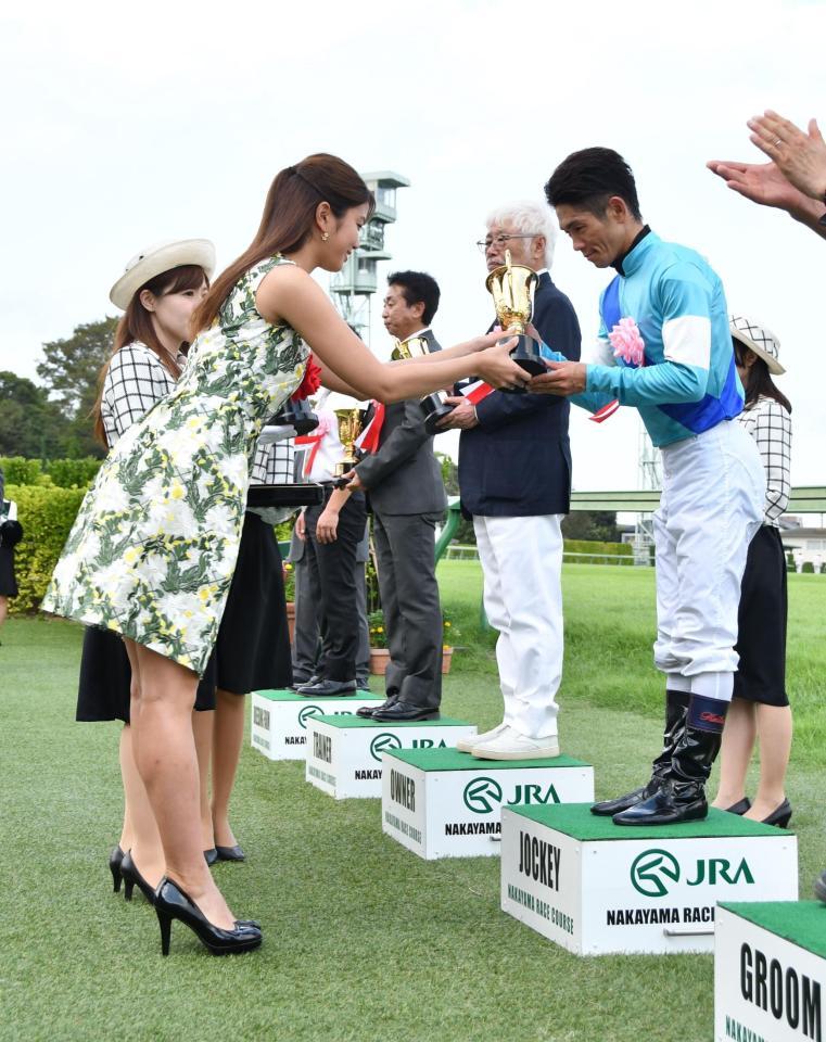 紫苑Ｓ、プレゼンターを務めた稲村亜美からトロフィーを贈られる戸崎＝中山競馬場