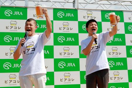 　「ッシャオラー！」の掛け声で乾杯する亀田興毅（左）と大毅