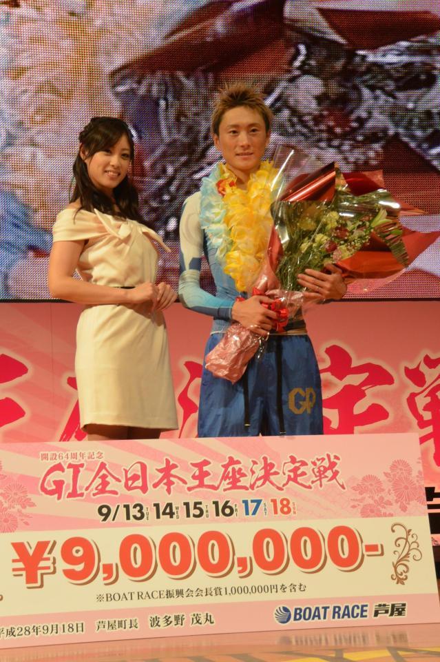 Ｇ１４回目の優勝を飾った峰竜太（右）とイメージガール「ＹＵＭＥ」を務める野田彩加