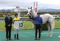阪神１Ｒで勝利し、関係者と写真に納まるシロニイ＝阪神競馬場（撮影・山口登）