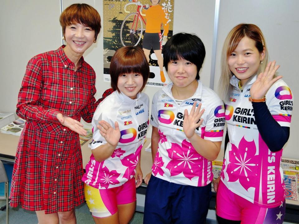 向日町競輪ガールズケイリントークショーの出演者（左から）ＭＣの谷口キヨコ、大谷杏奈、山路藍、高橋朋恵