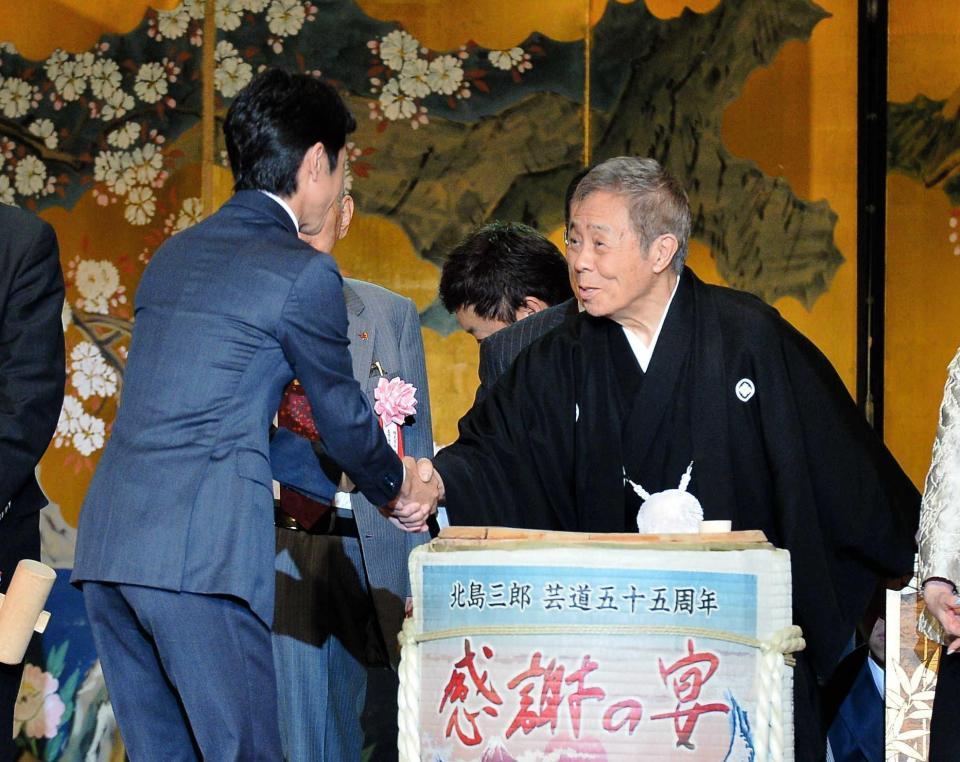 　芸道五十五周年『感謝の宴』で武豊（左）と握手をする北島三郎＝東京・グランドプリンスホテル新高輪（撮影・園田高夫）