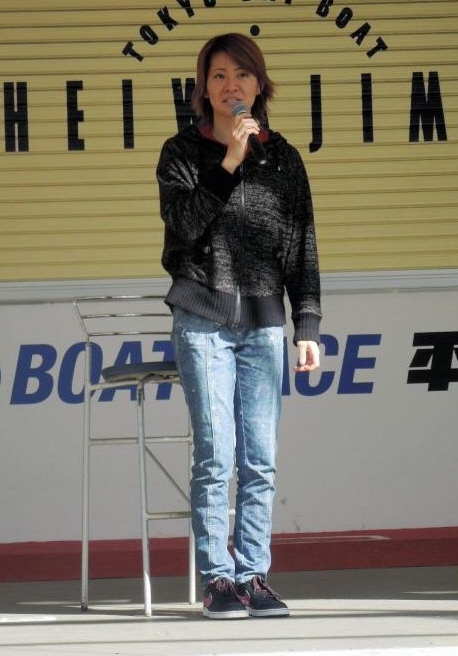 平和島ボートでトークショーを行った平田さやか