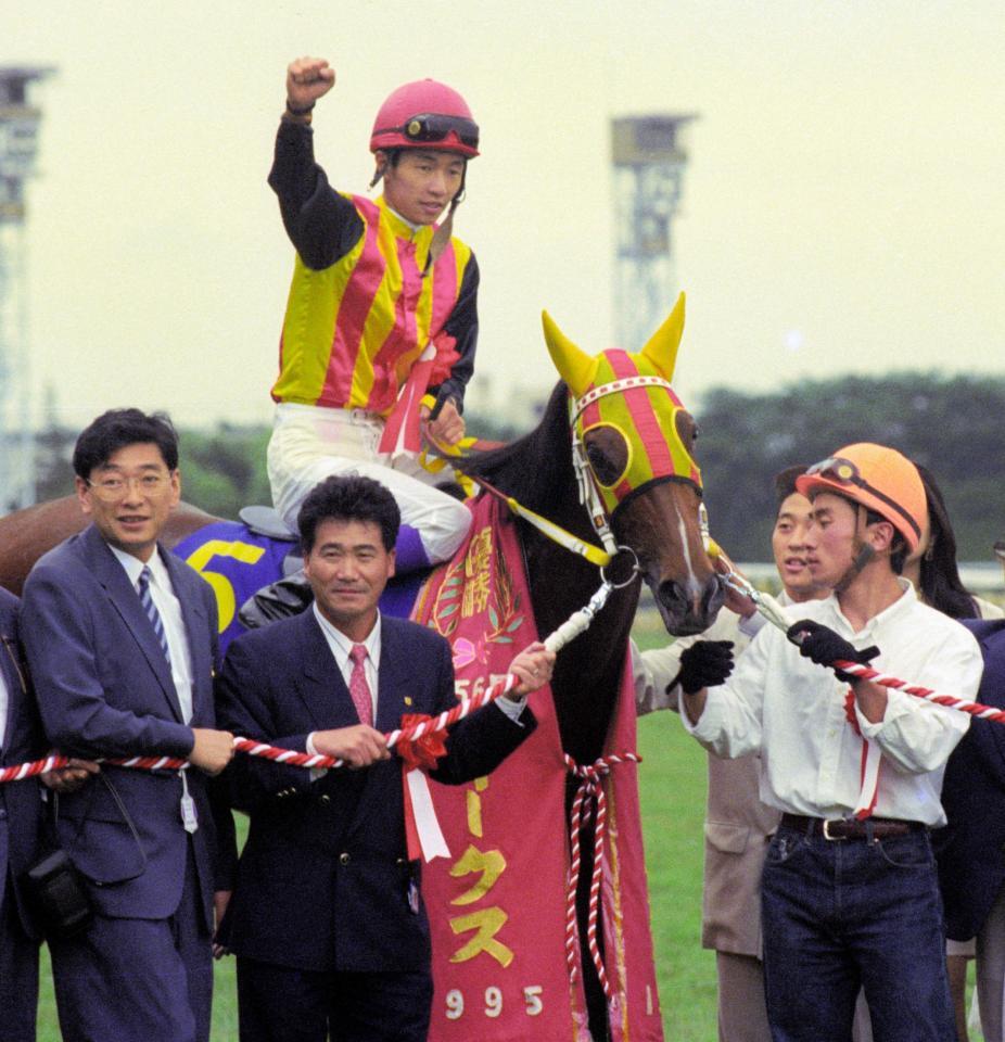 　オークスを制し喜ぶ武豊とダンスパートナー　激走するダンスパートナー＝９５年５月、東京競馬場