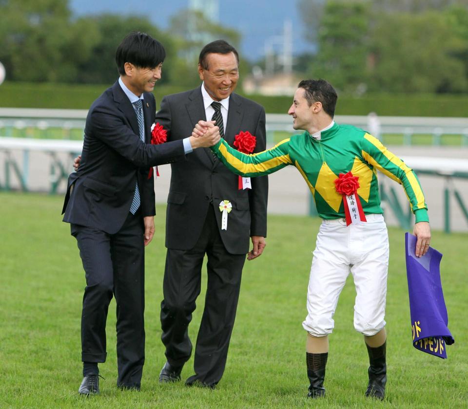 　菊花賞を制し笑顔の里見治オーナー（中央）。左は池江泰寿調教師、右はルメール