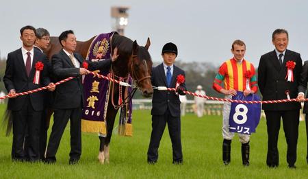 　笑顔で記念撮影をする吉田勝巳代表（右端）