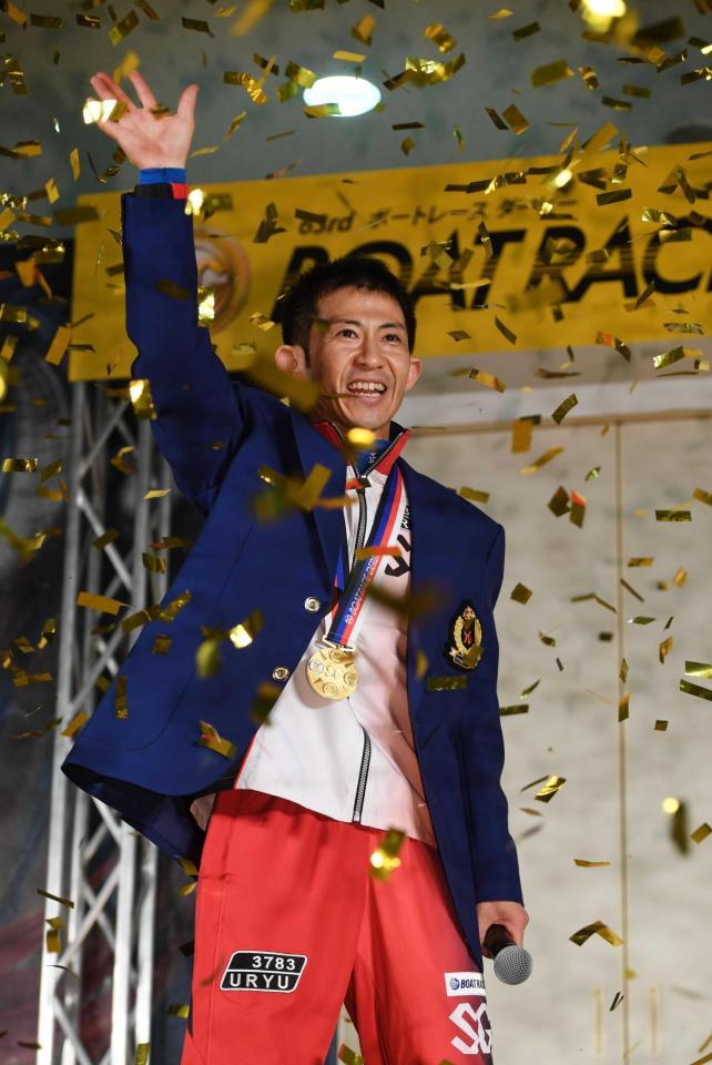 　ファンの祝福に手を振って応える瓜生正義