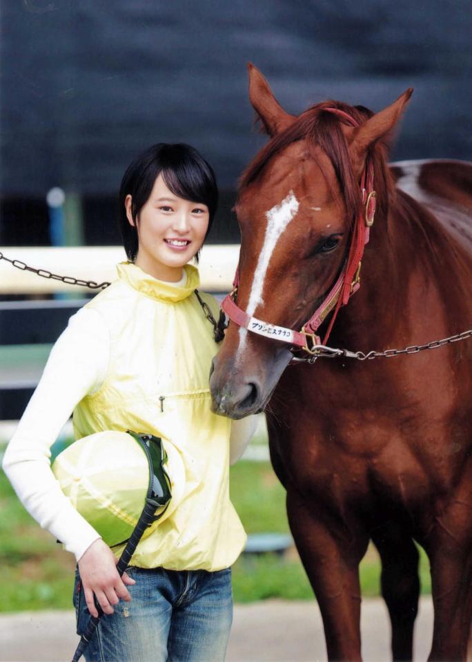 　初のカレンダーを発売する藤田菜七子