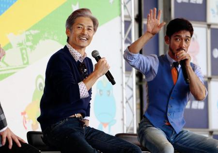 鎌田義（右）とトークショーに出演した松井繁