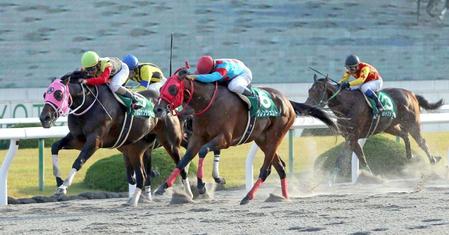 　猛追するグレツェント（手前）