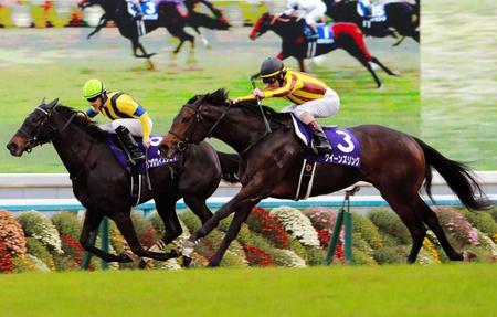 　鋭い決め脚を発揮し、シングウィズジョイ（左）をとらえるクイーンズリング