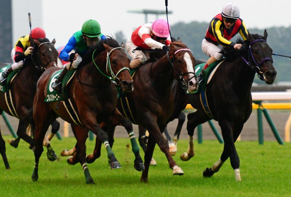 １１Ｒ、東スポ杯２歳Ｓを制したブレスジャーニー（左）＝東京競馬場（撮影・三好信也）