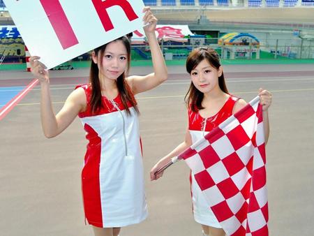 競輪祭でラウンドガールを務める香月美有紀さん（左）、フラッグガール担当の中山千尋さん（右）