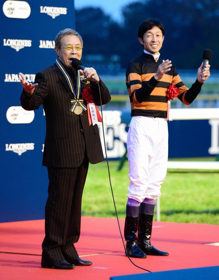 ジャパンカップを制し、勝利の「祭り」を歌う北島三郎オーナー（左）と合いの手を打つ武豊騎手＝東京競馬場（撮影・三好信也）