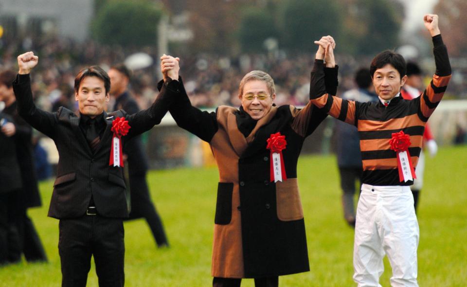 　キタサンブラックでジャパンカップを制しガッツポーズをみせる（左から）清水久詞調教師、北島三郎オーナー、武豊騎手