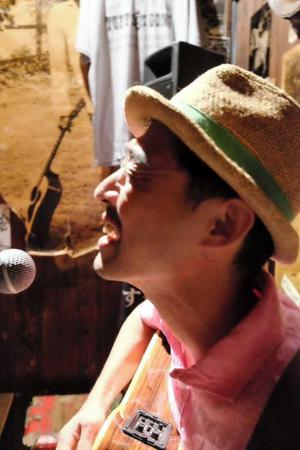 　シンガーとして熱唱する荒井輝年