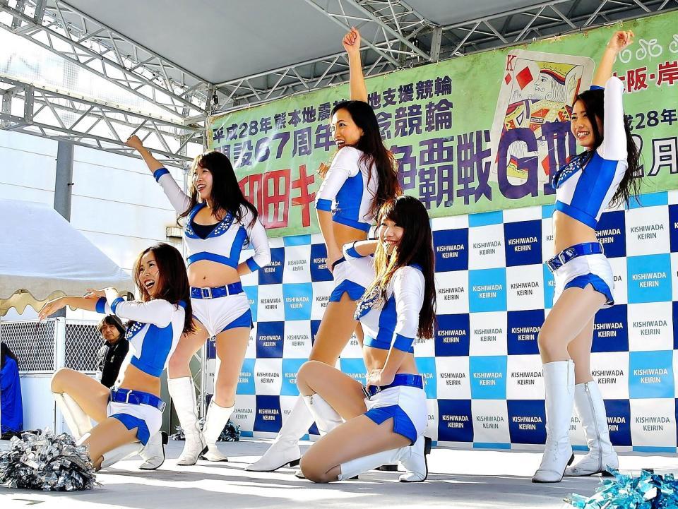 岸和田競輪でパフォーマンスを披露中のジャガーズ
